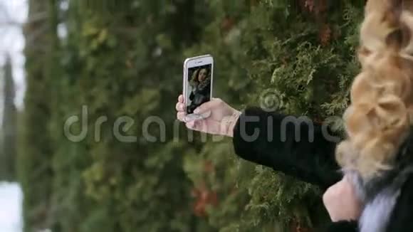 雪地公园里的女孩自拍视频的预览图