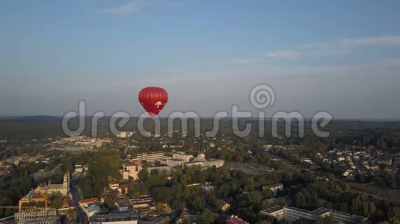 在立陶宛维尔纽斯市上空观看热气球清晨热气球飘过城市视频的预览图