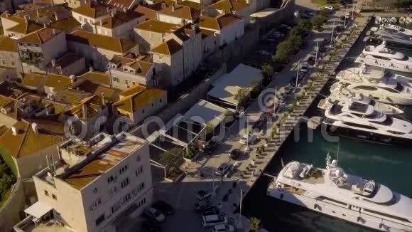 鸟瞰老城区港口游艇视频的预览图