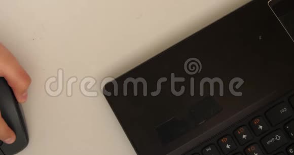 儿童手在白色桌子上的笔记本电脑附近使用电脑鼠标视频的预览图