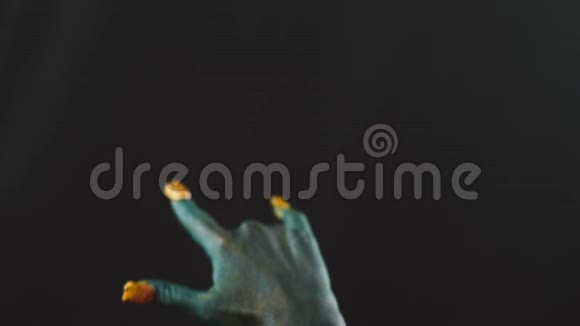 绿手巨魔做岩石标志视频的预览图