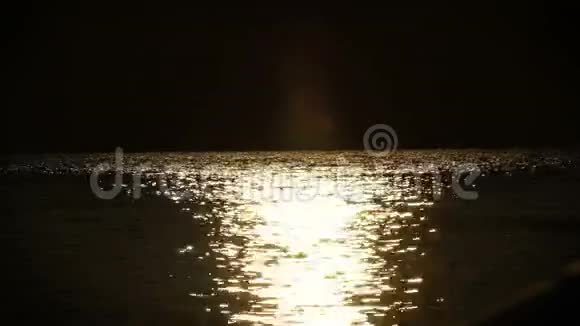 夕阳映照在海面上视频的预览图
