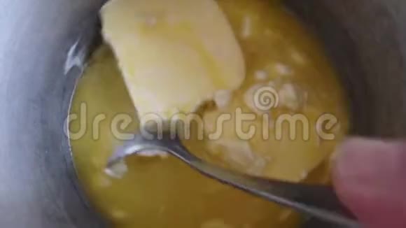 铝中的热奶油黄油着火视频的预览图