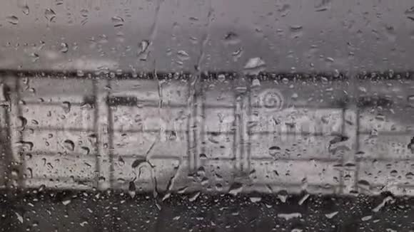 40年代狂风暴雨中窗外的雨视频的预览图
