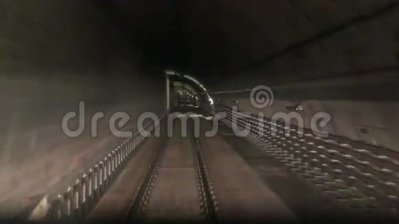 沿着铁轨移动视频的预览图