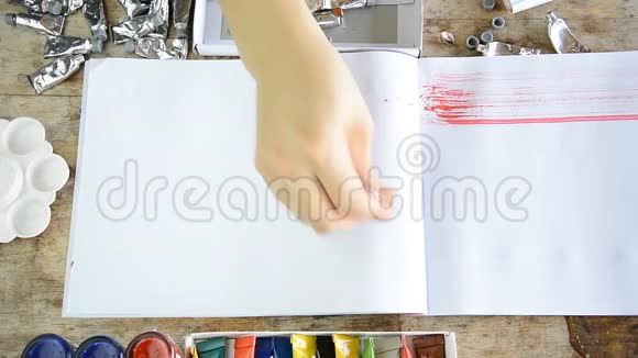 女人的画用颜色在笔记本上为你的演示或文字点燃视频的预览图
