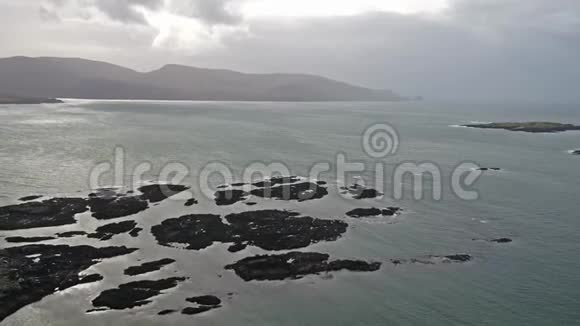 飞越美丽的爱尔兰海岸的罗斯贝格阿尔达拉郡多尼格尔爱尔兰视频的预览图