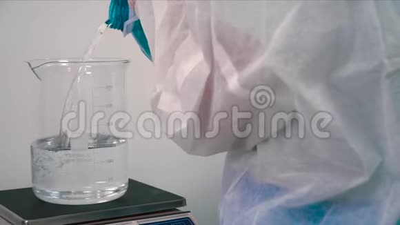 化学家用电子秤测量液体视频的预览图