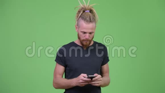 一个长着长胡子长着可怕的脸的男人用电话视频的预览图