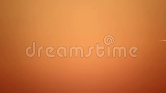 橙色天空上的喷射痕迹视频的预览图