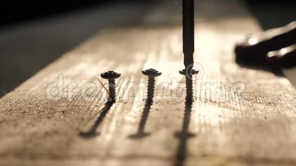 团队合作理念工人用螺丝刀拧紧螺丝螺丝起子拧在木板上视频的预览图