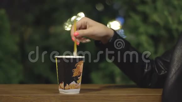 手在纸杯中搅拌卡布奇诺视频的预览图