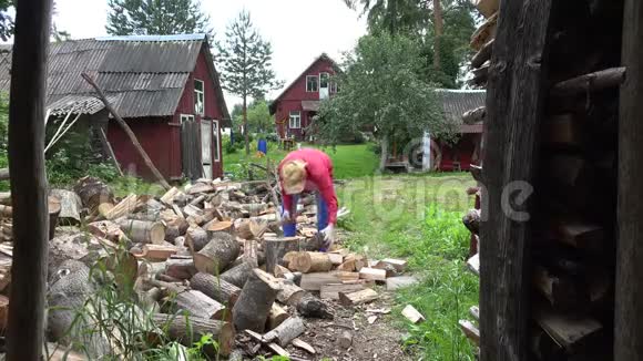 强壮的村民准备天然木材燃料和农村房屋4公里视频的预览图