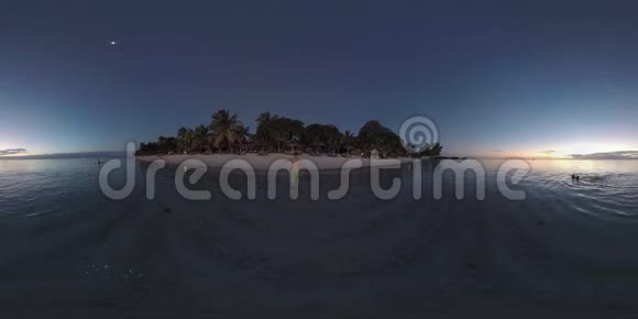 360海岸VR度假村和家庭沐浴黄昏毛里求斯视频的预览图