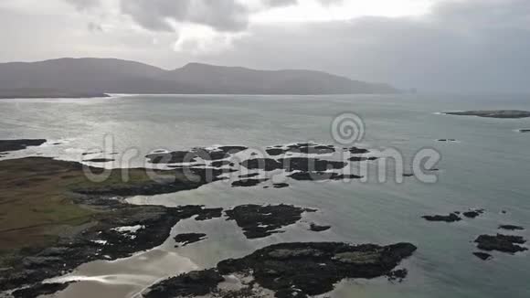飞越美丽的爱尔兰海岸的罗斯贝格阿尔达拉郡多尼格尔爱尔兰视频的预览图
