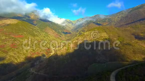 西班牙埃斯特雷马杜拉拉维拉格雷多斯山脉的鸟瞰图视频的预览图