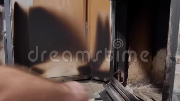 一个人用煤烟清理壁炉边的玻璃视频的预览图