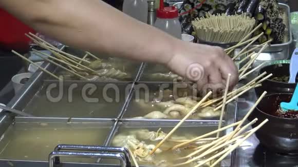 朝鲜街食品人们吃鱼饼和其他小吃视频的预览图