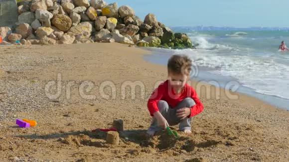 休赛期男孩在海滩上玩耍视频的预览图