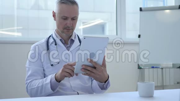 医生用平板电脑浏览互联网视频的预览图