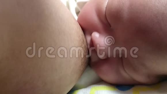 母亲是哺乳期的亚洲新生儿视频的预览图