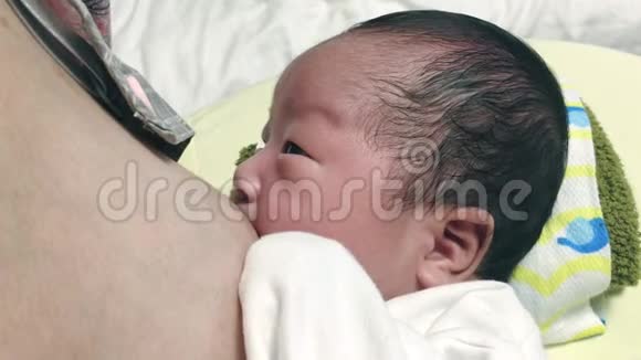 母亲是哺乳期的亚洲新生儿视频的预览图