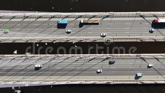 汽车行驶在斜拉桥上鸟瞰视频的预览图