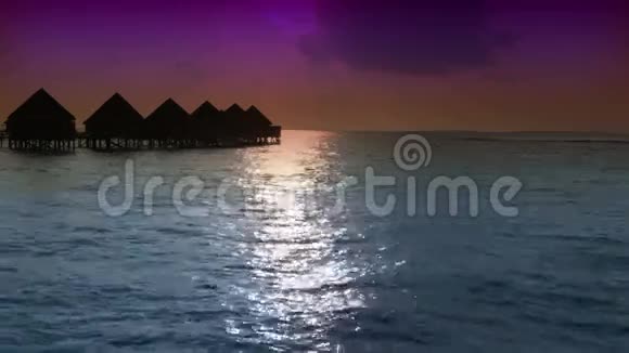 马尔代夫日落时房子堆在水上视频的预览图