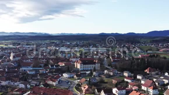 斯洛文尼亚的斯洛文尼亚卡比斯特里卡城堡和老城空中全景视频的预览图