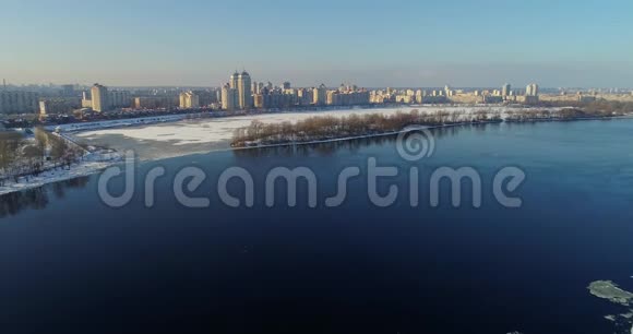 冬季沿Obolonskaya堤的Dneper河的鸟瞰图视频的预览图