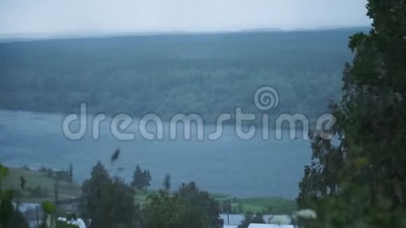 河两岸的山村剪辑多云天气和强风下村庄附近的河景视频的预览图