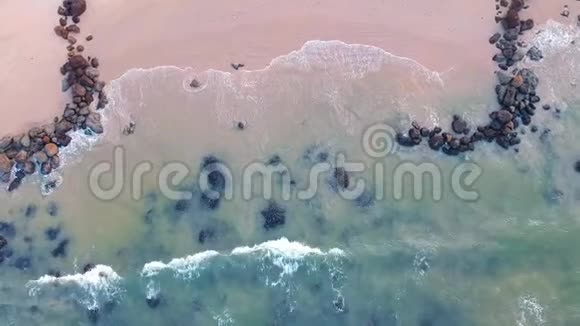 沙滩和清澈大海的鸟瞰图视频的预览图