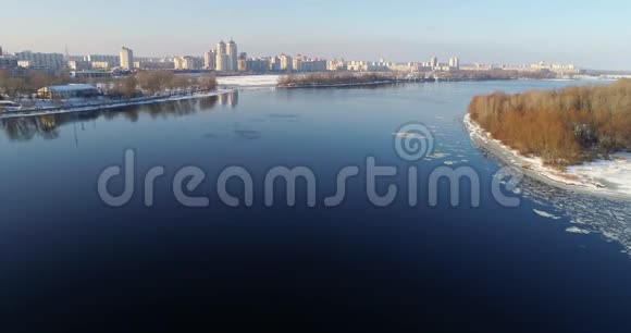 冬季沿Obolonskaya堤的Dneper河的鸟瞰图视频的预览图