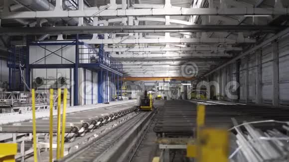工厂现代铝挤压生产线生产复杂的轻质挤压铝金属视频的预览图
