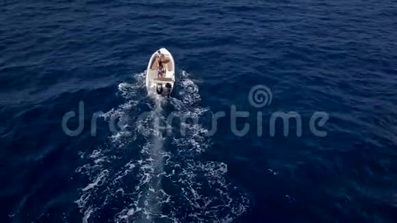 在一个温暖的夏天一对夫妇在船上一起旅行驾驶摩托艇的女人视频的预览图