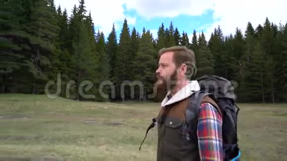 旅行者带着背包在湖边散步视频的预览图