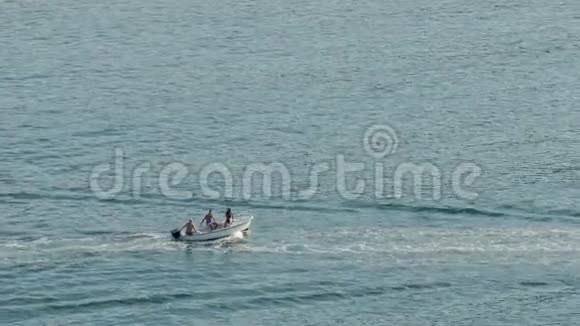 一艘摩托艇漂浮在海面上人们正在远足视频的预览图