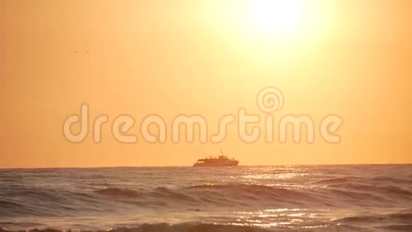 日落背景下波涛汹涌的海面上的船影视频的预览图