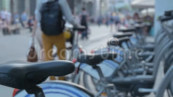 自行车停放在步行街旁边生态替代运输视频的预览图
