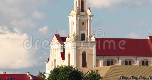 格罗德诺白俄罗斯在夏日阳光明媚的日子里伯纳丁修道院变焦变焦视频的预览图