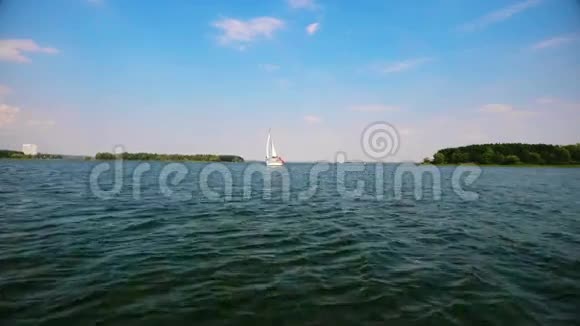 一艘帆船漂浮在湖面上视频的预览图
