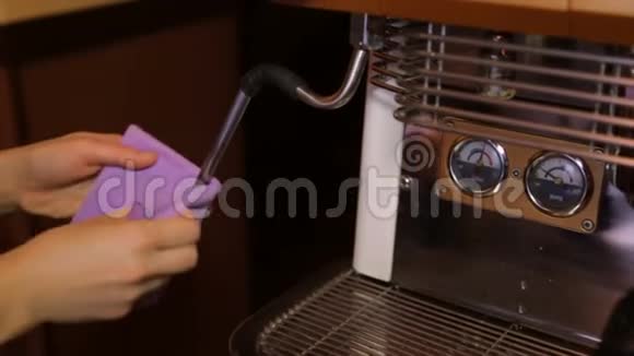 巴里斯塔在咖啡机里产生蒸汽管道视频的预览图