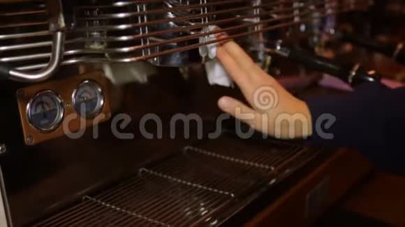 巴里斯塔在咖啡机里产生蒸汽管道视频的预览图