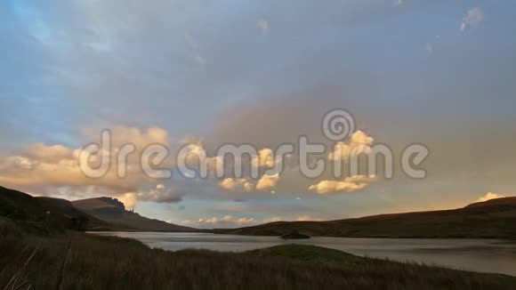 群山中的日落苏格兰的老人斯托尔和湖泊时间流逝视频的预览图