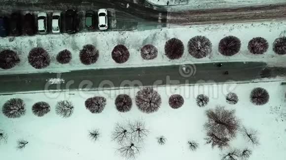 冬季公园城市小径的俯视图冬天在小径上奔跑的人视频的预览图