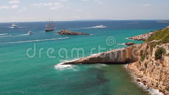 海船只和海岸伊比萨西班牙视频的预览图