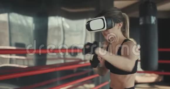 女子拳击VR360耳机训练踢虚拟现实视频的预览图