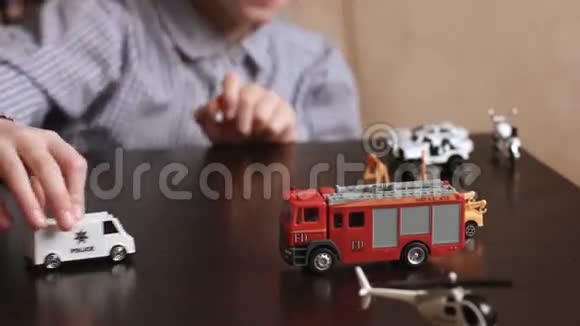 男孩玩玩具汽车视频的预览图