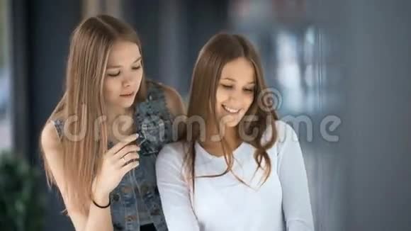 两位美女逛街看店面视频的预览图