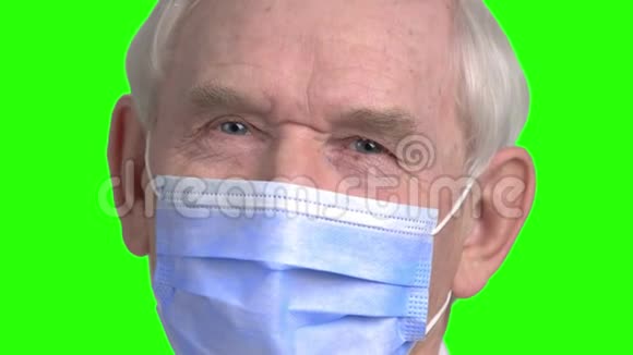 用口罩遮住老医生的脸视频的预览图